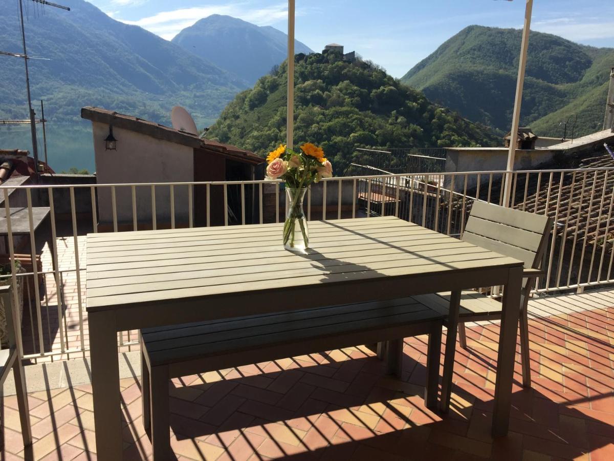 Bed and Breakfast Stanza Con Bagno Privato In Attico Con Terrazza Castel di Tora Esterno foto